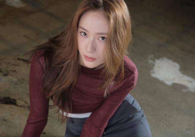 그룹 에프엑스 출신 가수 겸 배우 크리스탈이 생일을 맞아 깜짝 커버곡을 공개했다. 비스츠앤네이티브스 제공