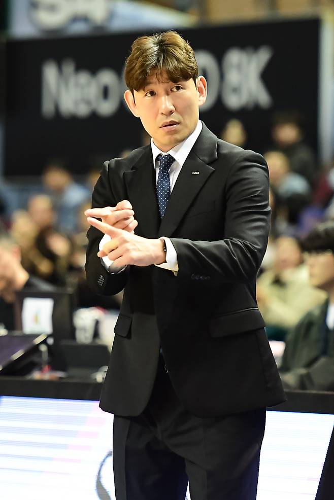 23일 서울 잠실실내체육관에서 열린 2025~26 LG전자 프로농구 정규리그 서울 삼성 썬더스와의 원정 경기를 승리로 이끈 양동근 감독. KBL 제공
