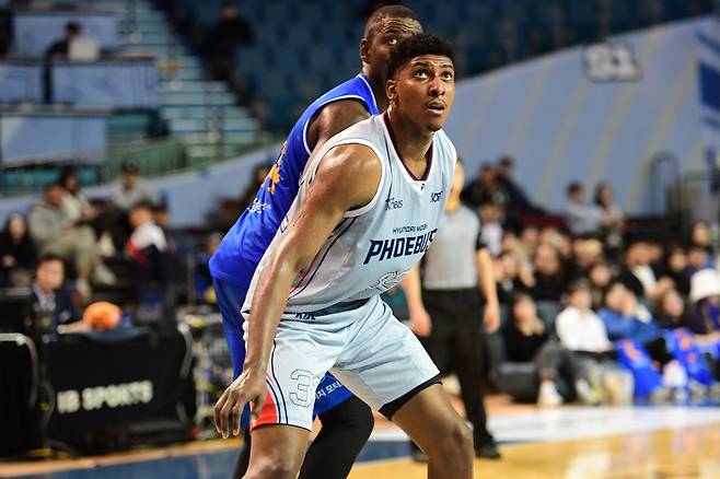 23일 서울 잠실실내체육관에서 열린 2025~26 LG전자 프로농구 정규리그 서울 삼성 썬더스와의 원정 경기에서 4쿼터 중용된 에릭 로메로. KBL 제공