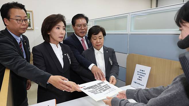 졸속입법방지법 제출하는 국민의힘 법사위원들