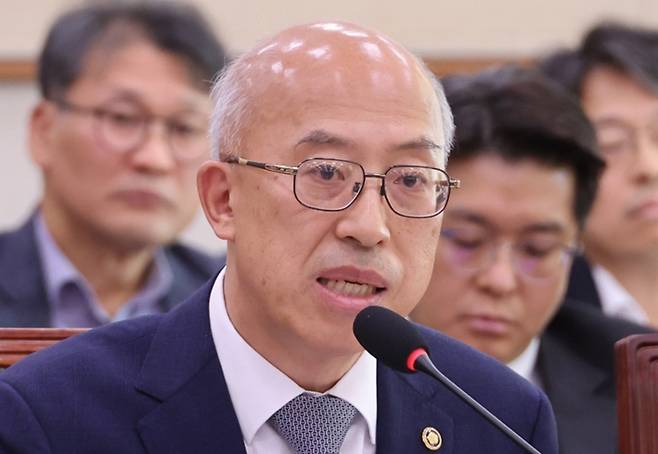 조원철 법제처장이 24일 서울 여의도 국회 법제사법위원회에서 열린 법제처에 대한 국정감사에서 위원 질의에 답하고 있다. 2025.10.24 [사진=연합뉴스]