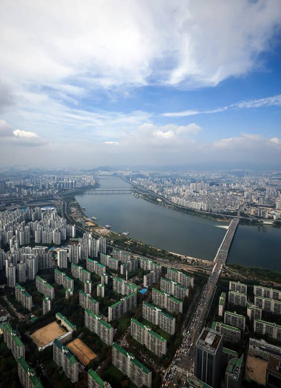 ‘똘똘한 한 채’ 쏠림 현상으로 강남 3구와 한강벨트 아파트로 수요가 몰렸다. 사진은 서울 송파구 롯데월드 타워에서 바라본 한강변 아파트 단지. [뉴스1]