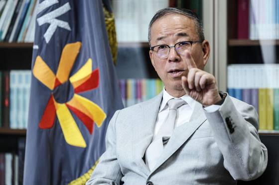 서울 중구 동국대 총장실에서 만난 윤재웅 총장이 AI 시대 인문학의 중요성을 강조하고 있다. 김성룡 기자