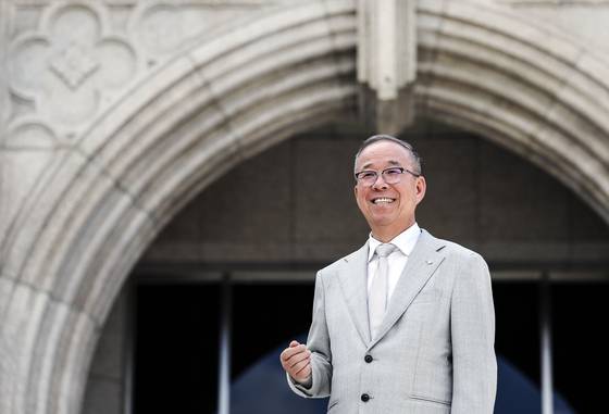 지난달 2일 서울 중구 동국대 명진관 앞에서 윤재웅 총장이 현대 사회에 마음의 안식을 찾을 수 있는 불교의 중요성을 전하고 있다. 김성룡 기자