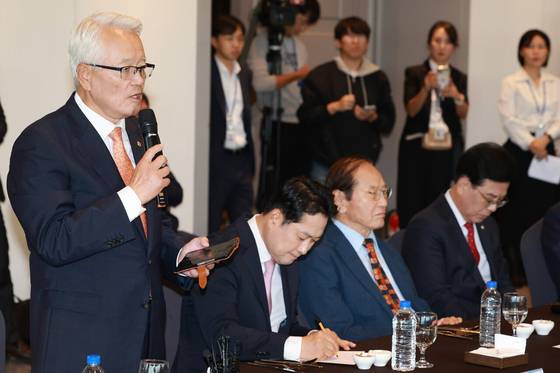 장동혁(왼쪽에서 두번째) 국민의힘 대표가 지난 13일 서울 영등포구 여의도 한 중식당에서 열린 국민의힘 상임고문단회의에 참석해 고문단 회장인 정의화 전 국회의장의 발언을 메모하고 있다. [연합뉴스]