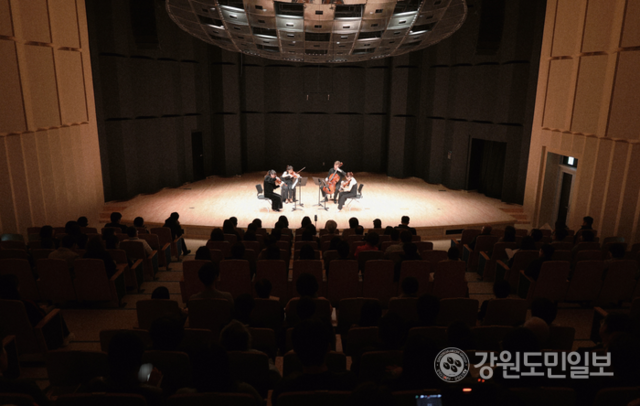 ▲ 23일 오후 강릉원주대학교 하슬라홀에서 하슬라’크Ⅰ공연이 열려, 관객들이 숨죽여 집중하고 있다. 황선우 기자