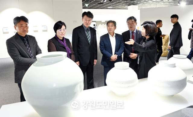 ▲ 사진 왼쪽부터 정두섭 양구백자박물관장, 최인숙강원디자인진흥원장, 경민현 강원도민일보 사장, 서흥원 양구군수, 김진호 춘천시의장이 에코아트페어  전시 작품을 관람하고 있다. 서영 기자