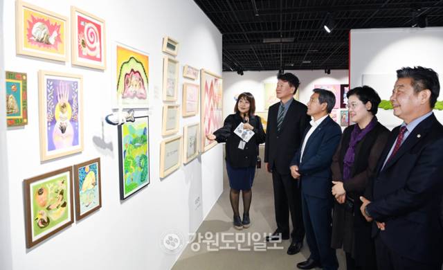 ▲ ‘2025 에코아트페어-Flow’ 개막식이 열린 24일 강원디자인 진흥원에서 경민현 강원도민일보 사장, 서흥원 양구군수, 최인숙 강원디자인진흥원장, 김진호 춘천시의장이 전시를 관람하고 있다. 서영 기자