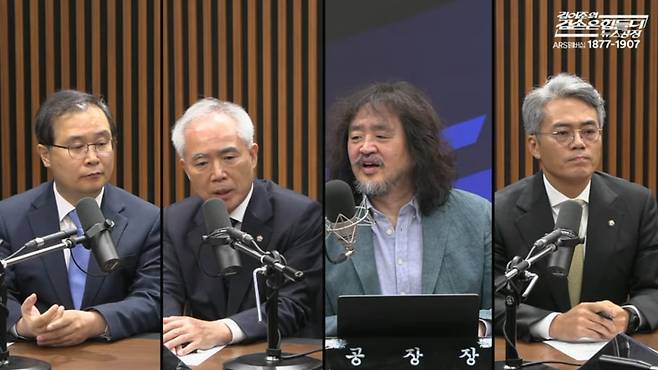 양부남 더불어민주당 의원(왼쪽 두번째)이 24일 김어준씨 유튜브 방송에 나와 조희대 대법원장을 탄핵해야 한다고 주장하고 있다. 김어준의 겸손은 힘들다 뉴스공장 캡처