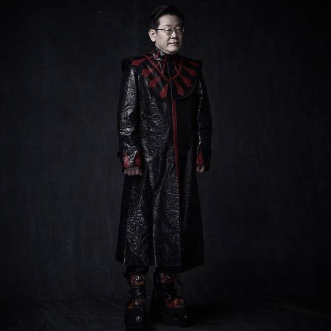 2022년 당시 이재명 더불어민주당 대선후보가 포스터 사진 작업 도중 강영호 사진작가의 요청으로 '마왕' 신해철의 무대의상을 입고 찍은 사진. / 사진=강 작가 인스타그램 캡처