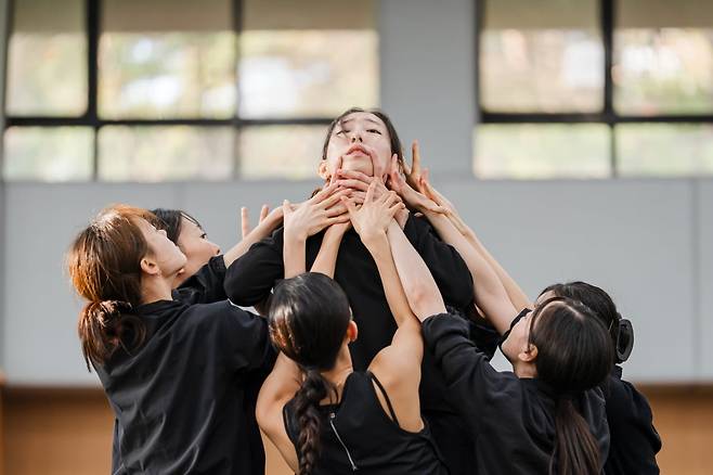 2025 안무가 프로젝트 중 정소연 안무가의 '너머' 시연 장면./사진=국립극장