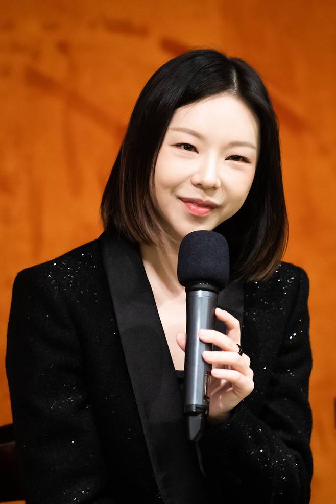 지난 24일 서울 강남구 풍월당에서 열린 기자간담회에서 지휘자 진솔이 말하고 있다. /사진출처. 더브로드.