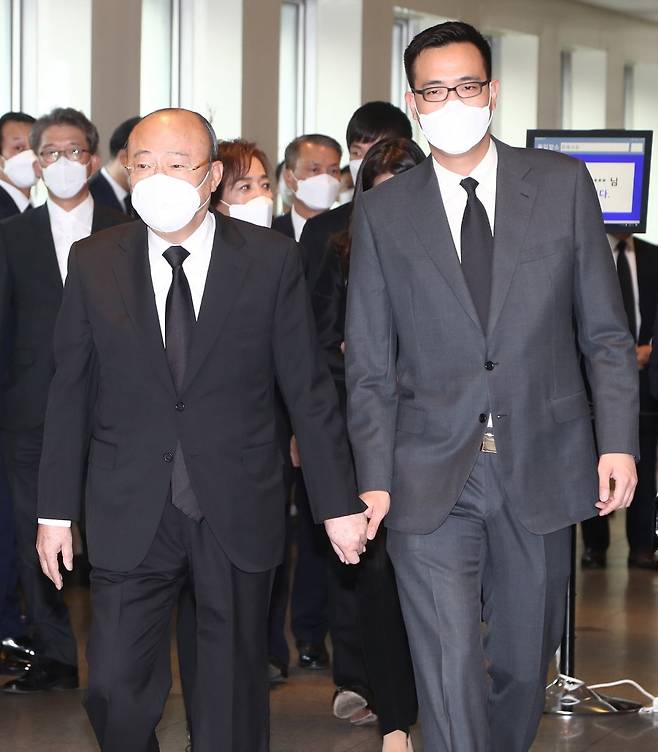 김승연 한화그룹 회장과 김동선 한화갤러리아 부사장이 2020년 10월 26일 고(故) 이건희 삼성 회장의 빈소가 마련된 서울삼성병원 장례식장에서 조문을 마친 뒤 나서는 모습. 사진=연합뉴스