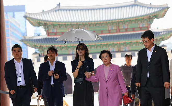 주진우 시사인 편집위원이 지난 23일 공개한 김건희 여사와 이배용 전 국가교육위원장 사진. 유튜브 주기자 라이브 갈무리.