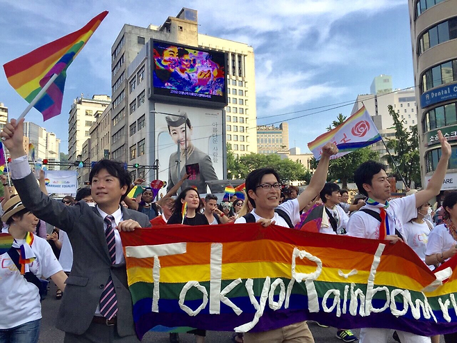 2015년 7월15일 서울퀴어문화축제 퍼레이드에 참여하고 있는 이시카와 다이가 일본 전 참의원(맨 왼쪽). 엑스 갈무리