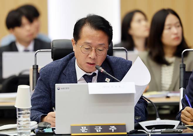 더불어민주당 원내대변인을 맡고 있는 문금주 의원이 지난 17일 전주시 덕진구 농촌진흥청에서 열린 국회 농림축산식품해양수산위원회 국정감사에서 질의하고 있다. 연합뉴스