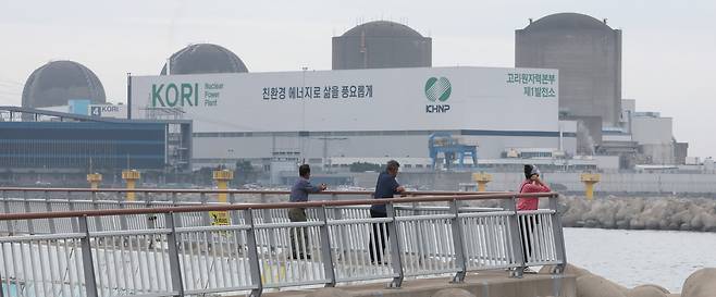 A view of the Kori-2 nuclear reactor (second from right) seen from Wolnae in Jangan-eup, Gijang County, Busan, on Sept. 25. [YONHAP]