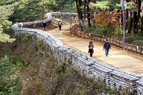 Trail along Namhansanseong [JOOGNANG ILBO]