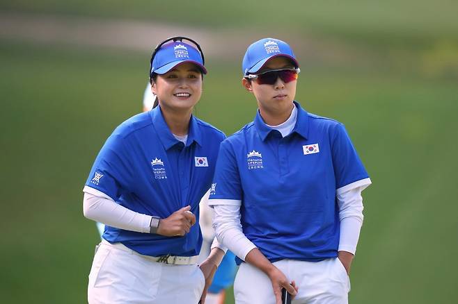 24일 경기도 고양시 뉴코리아CC에서 열린 한화 라이프플러스 인터내셔널 크라운 대회 이틀째 조별리그 B조 2차전에 짝을 이뤄 출전한 최헤진과 김효주(오른쪽). AP연합뉴스