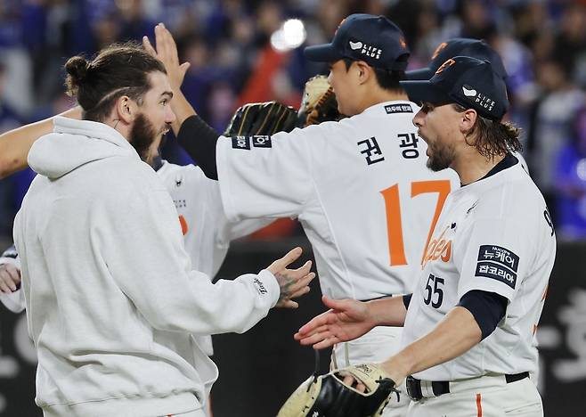 한화의 두 외국인 투수 코디 폰세와 라이언 와이스가 24일 대전 한화생명볼파크에서 열린 플레이오프 5차전에서 승리한 직후 마주보며 포효하고 있다. 연합뉴스