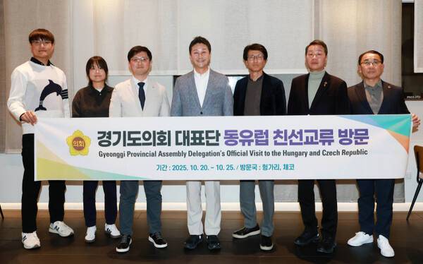 김진경 경기도의회 의장과 김선영 경제노동위원회 부위원장, 강태형 건설교통위원회 의원 등 경기도의회 대표단이 한인과학기술자협회 임원들과 만나 기념촬영을 하고 있다. 경기도의회 제공