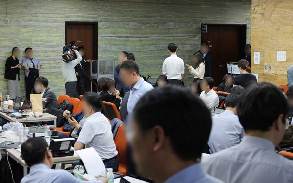 ▲ 10월16일 서울 여의도 국회에서 열린 2025년도 국정감사에서 취재진들이 대기하고 있는 모습. (위 사진은 기사와 직접적인 관련이 없습니다) ⓒ연합뉴스