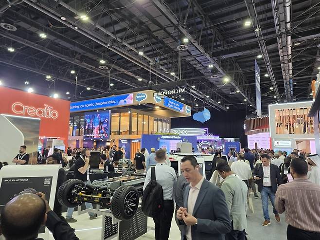 혼잡한 자이텍스 전시회 내부