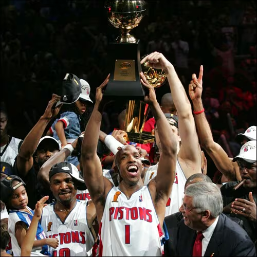 2004년 NBA 파이널에서 샤킬 오닐과 코비 브라이언트 듀오가 포진한 LA 레이커스를 꺾고 우승 트로피를 들어올린 천시 빌럽스(디트로이트 피스톤즈). 미스터 빅샷이란 별명을 가진 그는 2024년 네이스미스 농구 명예의 전당 헌액되기도 했다. 현재 포틀랜드 트레일블레이저스 감독으로 재직 중이다. [NBA]