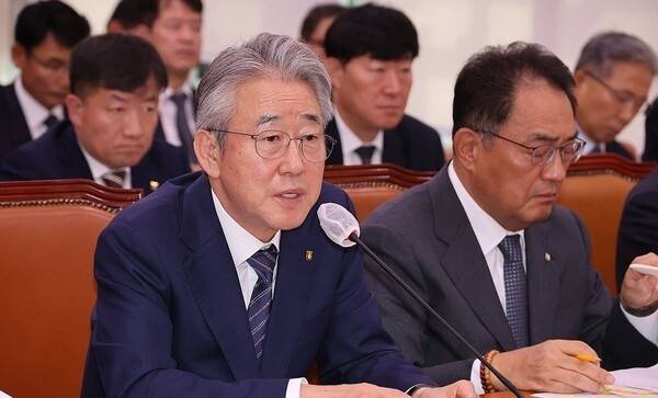 강호동 농업중앙회 회장이 24일 서울 여의도 국회 농림축산식품해양수산위원회에서 열린 국정감사에서 의원 질의에 답하고 있다. 연합뉴스