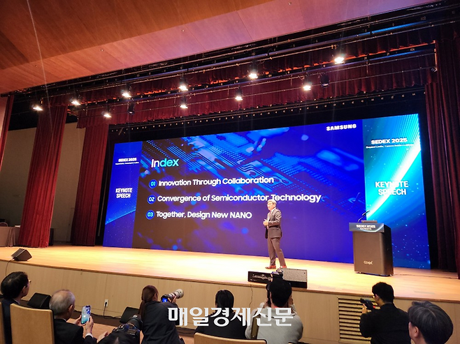 22일 서울 강남구 코엑스에서 열린 반도체대전(SEDEX) 2025 기조연설에서 송재혁 삼성전자 반도체(DS)부문 최고 기술 책임자(CTO)이 기조연설을 하고 있다. <이덕주 기자>