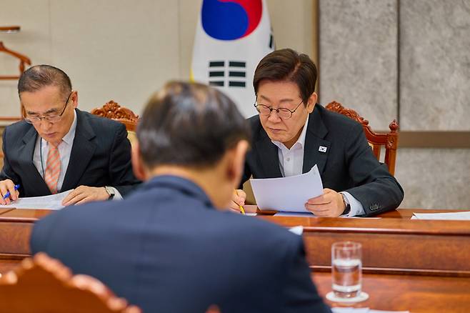 이재명 대통령이 지난 23일 오후 서울 용산 대통령실에서 3대 범죄(스캠, 마약, 사이버도박) 관련 초국가범죄 대응 관계장관 회의를 주재하고 있는 사진을 24일 대통령실이 공개했다. [대통령실]