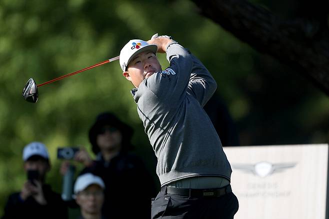 임성재가 24일 충남 천안 우정힐스 컨트리클럽에서 열린 제네시스 챔피언십 2라운드 15번홀에서 티샷한 공을 바라보고 있다. KPGA