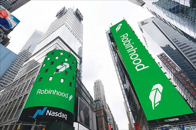 로빈후드는 주식 거래 플랫폼에서 금융 슈퍼앱으로 영역을 넓히고 있다. (AFP=연합뉴스)