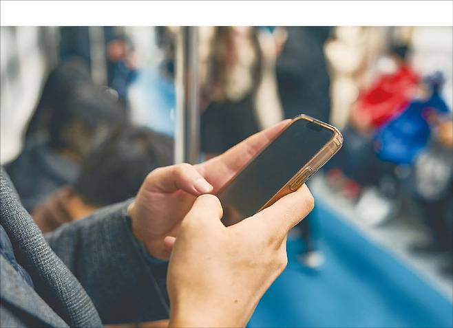 알고리즘 기술 발전은 현대인이 고민 없이 인공지능(AI)에 결정을 ‘위탁’하는 현상을 가속화시켰다. (게티이미지뱅크 제공)