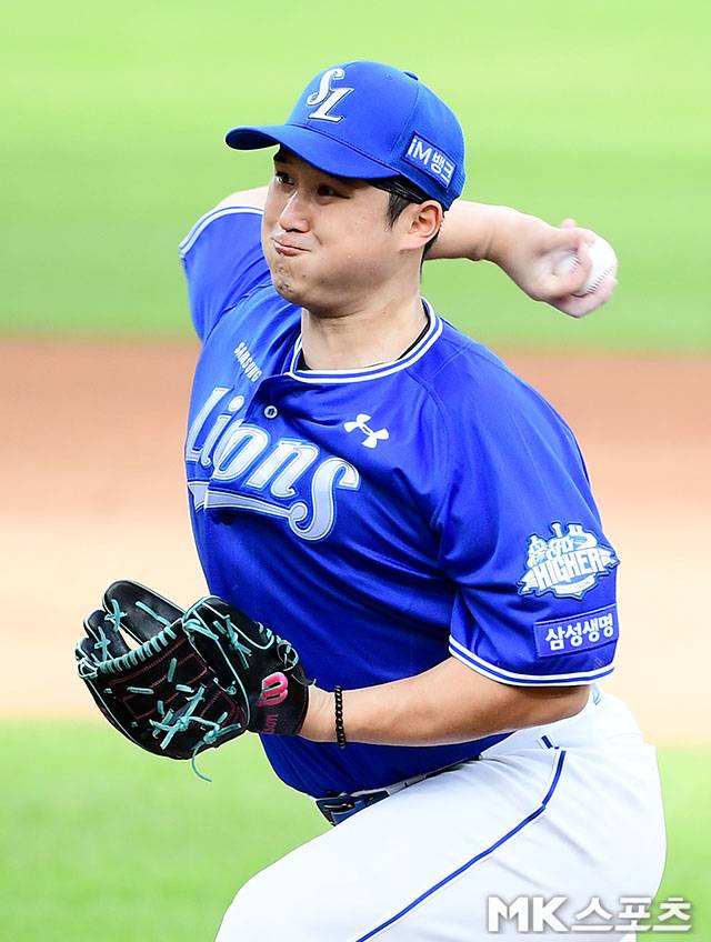 19일 오후 대전 한화생명볼파크에서 ‘2025 신한 SOL Bank KBO 포스트시즌’ 삼성 라이온즈와 한화 이글스의 플레이오프(5전 3선승제) 2차전이 열렸다. 삼성 선발 최원태가 역투하고 있다. 사진=김영구 기자