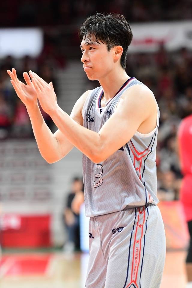 양동근 감독이 이끄는 현대모비스, 2025-26시즌 유력한 ‘꼴찌 후보’로 평가받았으나 지금의 위치는 분명 예상과 다르다. 그들은 4승 4패, 5할 승률을 챙기며 상위권 팀들과 경쟁하고 있다. 그 중심에는 한때 대학 최고의 가드에서 이제는 KBL 패스 마스터가 된 박무빈이 있다. 사진=KBL 제공