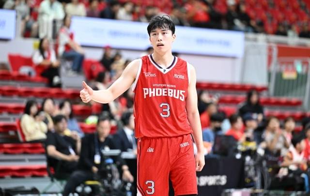 박무빈에게도 올 시즌은 대단히 중요하다. 그동안 드래프트 동기 문정현, 유기상에게 밀린다는 평가를 받았다. 심지어 두 선수는 국가대표로 활약하기도 했다. 이제는 그들과 제대로 경쟁하는 위치까지 올라선 박무빈이다. 지금과 같은 흐름이라면 앞서는 것도 불가능한 일은 아니다. 사진=KBL 제공