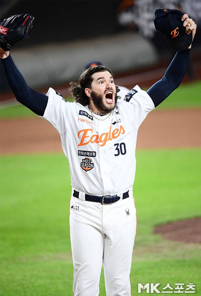 24일 오후 대전 한화생명볼파크에서 ‘2025 신한 SOL Bank KBO 포스트시즌’ 한화 이글스와 삼성 라이온즈의 플레이오프(5전 3선승제) 5차전이 열렸다. 5회초 2사에서 한화 선발 폰세가 삼성 디아즈를 삼진처리한 후 포효하고 있다. 사진(대전)=김영구 기자