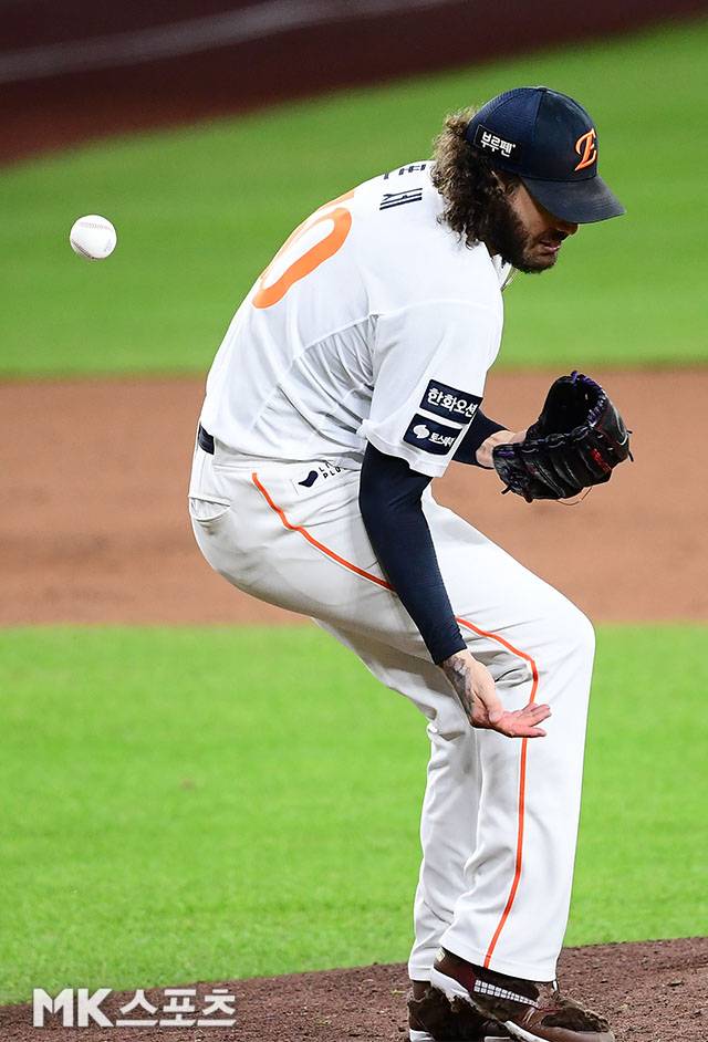 24일 오후 대전 한화생명볼파크에서 ‘2025 신한 SOL Bank KBO 포스트시즌’ 한화 이글스와 삼성 라이온즈의 플레이오프(5전 3선승제) 5차전이 열렸다. 3회초 1사 1루에서 한화 선발 폰세가 삼성 디아즈의 강습타구에 몸에 맞고 있다. 폰세는 곧바로 공잡아 1루로 송구해 아웃시켰다. 사진(대전)=김영구 기자