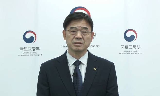 '갭투자' 논란에 휩싸인 이상경 국토교통부 1차관이 23일 대국민 사과문을 발표하고 있다. 이 차관은 지난 19일 유튜브 채널 '부읽남TV'에 출연해 "돈 모아 집값 떨어지면 사라"는 취지의 발언을 했다. 그러나 이 차관 배우자가 지난해 전세를 끼고 아파트를 매입한 사실이 알려지면서 갭투자 의혹이 제기됐다. /사진=국토교통부 유튜브 캡처