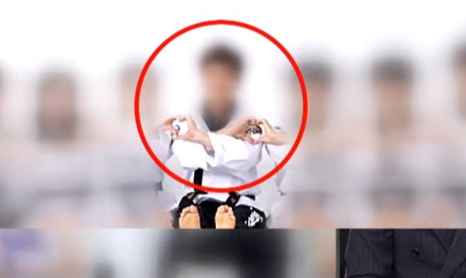 경상도 한 태권도장에서 관장이 초등생 관원들에게 안대를 씌우고 음란행위를 요구한 사건이 벌어졌다. /사진=JTBC '사건반장'