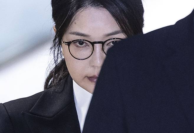 도이치모터스 주가조작 연루 의혹 등을 받는 김건희 여사가 지난 8월6일 서울 종로구 김건희 특검팀(특별검사 민중기) 사무실에서 피의자 신분으로 조사를 마친 뒤 밖으로 나서고 있다. /사진=뉴시스