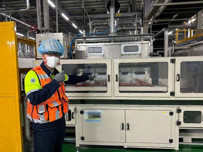 포스코퓨처엠 광양 양극재 공장에서 고재민 공장장이 공장 내 소성로에서 양극활물질 제조를 위한 고온 열처리 공정에 대해 설명하고 있다. /사진=포스코홀딩스