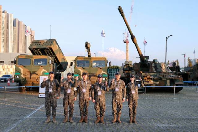 막강한 위력을 자랑하는 한국 육군의 포병 화력에서도 원투 펀치인 천무 다연장 로켓과 K9A1 자주포. 든든한 안보 자산을 운용하는 이들 장병들은 외국군 고위 장성을 비롯한 바이어들에게 실제 훈련에서 경험한 한국산 무기의 우수성을 알리며 K-방산의 도약을 보이지 않게 도왔다. 킨텍스(고양)=서울 아덱스 2025 공동운영본부 제공