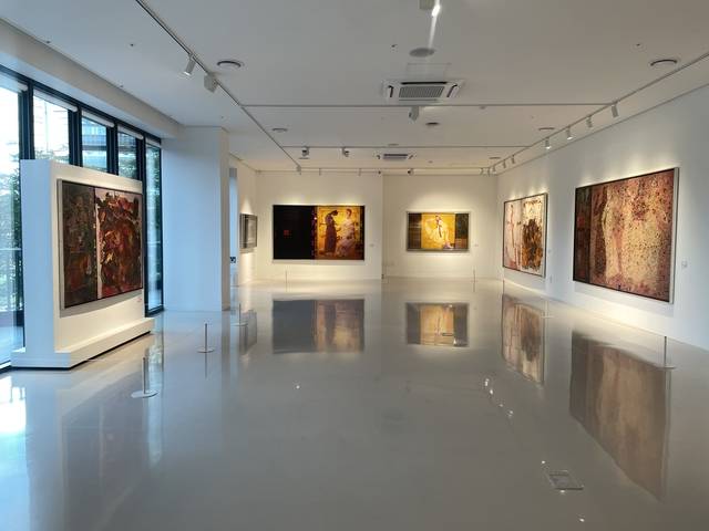 더갤러리호수 1전시실에 ‘구상과 추상’을 주제로 김흥수 화백의 작품이 전시돼 있다. 송파구청 제공