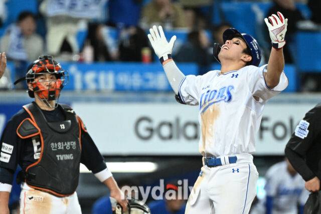 22일 대구 삼성라이온즈파크에서 열린 '2025 신한 SOL BANK KBO 포스트 시즌' 삼성 라이온즈와 한화 이글스 플레이오프(PO) 4차전 경기. 삼성 김영웅이 6회말 1사 1-3루에 3점 홈런을 친 후 기뻐하고 있다./마이데일리