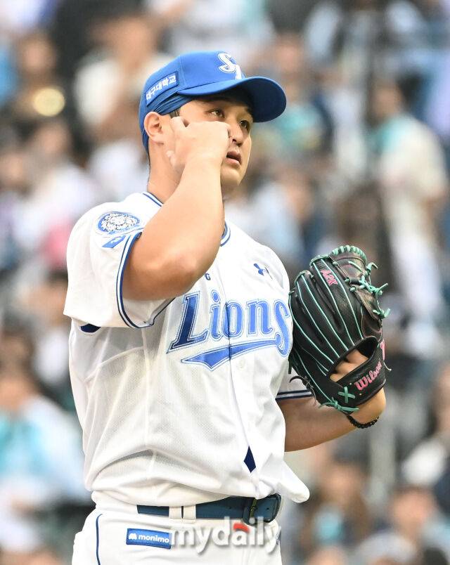 6일 오후 대구광역시 수성구 대구삼성라이온즈파크에서 진행된 '2025 프로야구 KBO리그 포스트시즌' 와일드카드 결정전 1차전 삼성라이온즈와 NC다이노스의 경기. 삼성 최원태가 7회초 팀의 두번째 투수로 등판해 데이비슨에게 사구를 내준 뒤 아쉬워 하고 있다./마이데일리