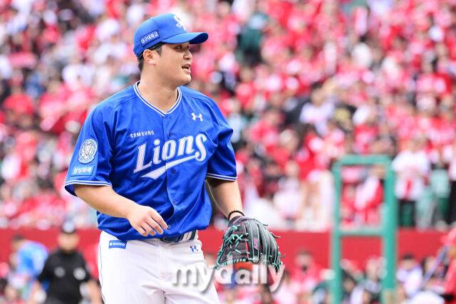 2025년 10월 9일 인천 SSG랜더스필드에서 진행된 '2025 신한 SOL뱅크 KBO리그 준플레이오프' 1차전 삼성-SSG의 경기. 삼성 선발 최원태가 4이닝 무실점을 기록한 뒤 강민호 포수와 이야기를 나누고 있다./마이데일리