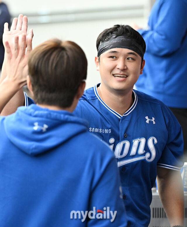 19일 오후 대전광역시 중구 대전한화생명볼파크에서 진행된 '2025 프로야구 KBO리그 포스트시즌' 플레이오프(PO) 2차전 한화이글스와 삼성라이온즈의 경기. 삼성 최원태가 7회말을 무실점으로 막은 뒤 덕아웃서 환호하고 있다./마이데일리