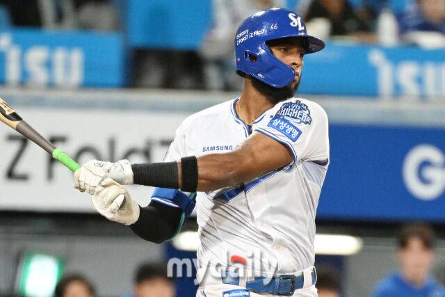 22일 대구 삼성라이온즈파크에서 열린 '2025 신한 SOL BANK KBO 포스트 시즌' 삼성 라이온즈와 한화 이글스 플레이오프(PO) 4차전 경기. 삼성 디아즈가 1회말 2사 1루에 타격을 하고 있다./마이데일리